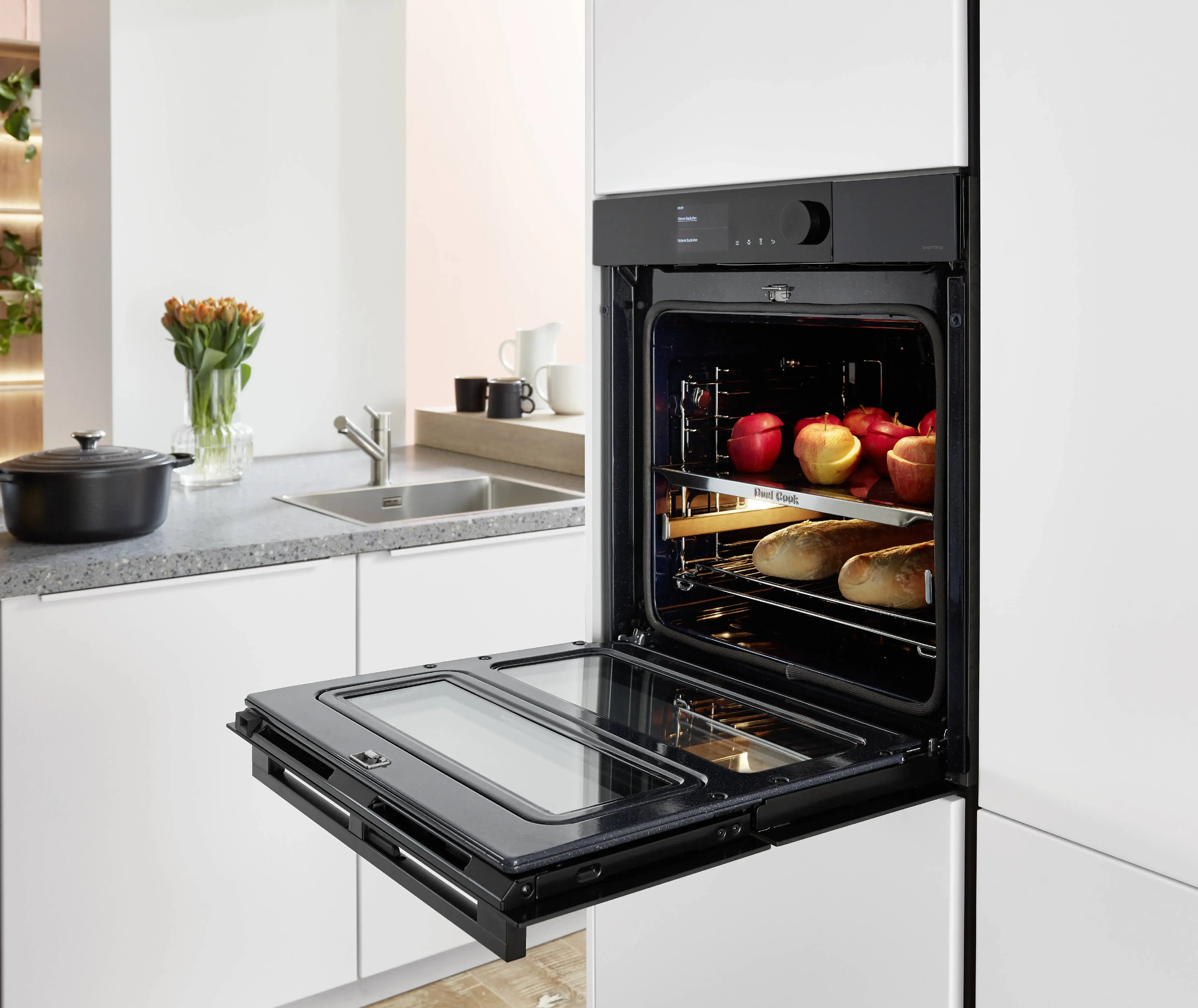 Nobilia Mattweiß grifflos mit SAMSUNG-Backofen-Einbaugerät aufgeklappt