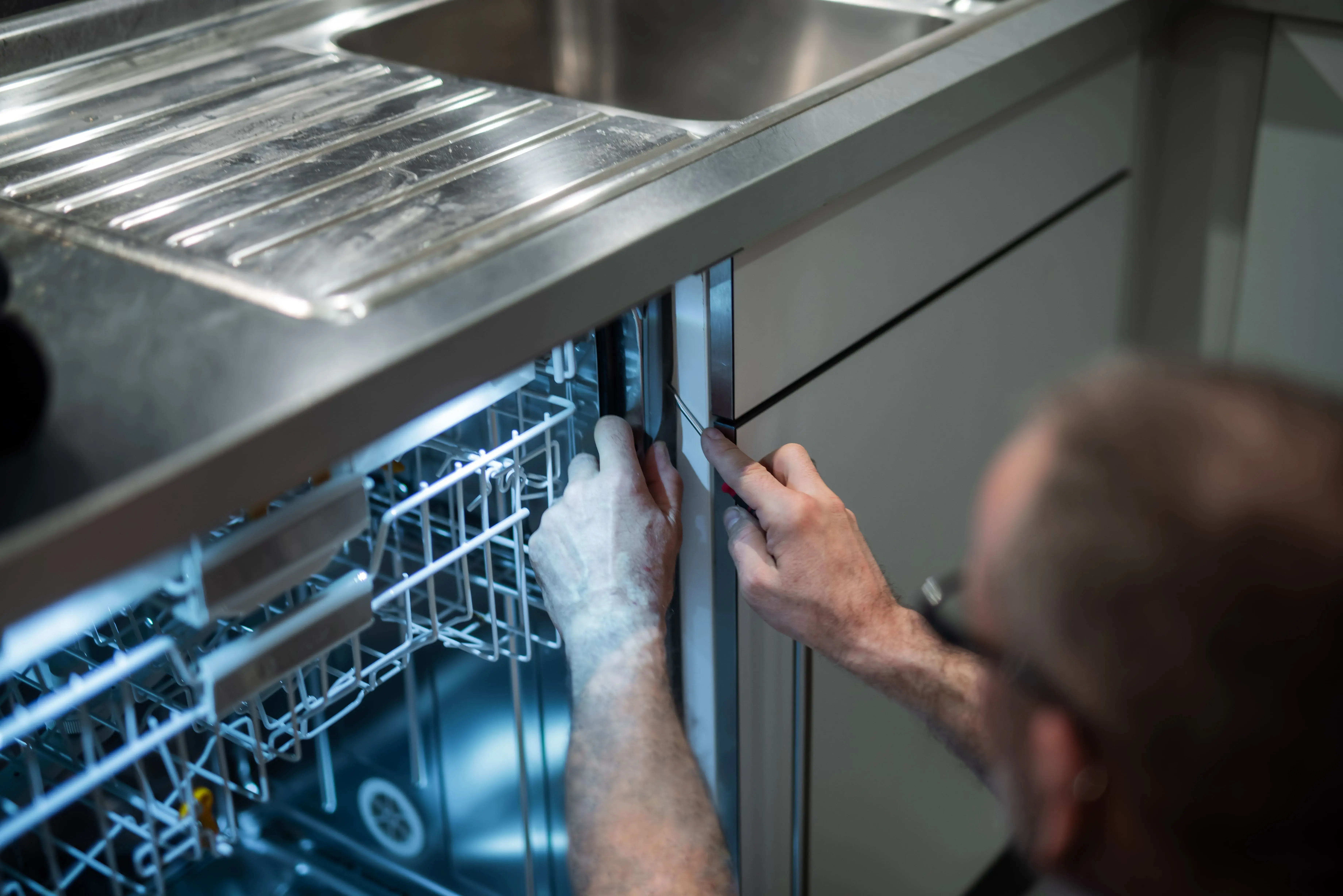 Leistungen Reparatur Geschirrspüler Einbaugerät in der Küche
